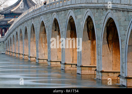 Diciassette il ponte di arco presso il Palazzo Estivo, Pechino, Cina. Foto Stock