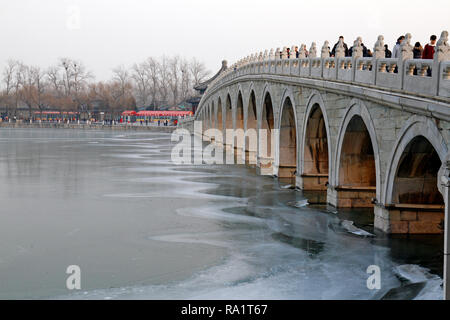 Diciassette il ponte di arco presso il Palazzo Estivo, Pechino, Cina. Foto Stock