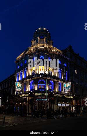 Il Gielgud Theatre di notte, Shaftesbury Avenue, nel West End di Londra, W1, Inghilterra, Regno Unito. Foto Stock