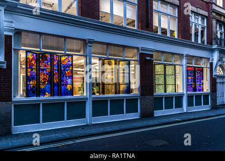 Esterno vetri colorati su un locale commerciale, Soho, Londra, Inghilterra, Regno Unito. Foto Stock