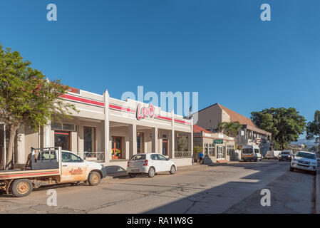 CLANWILLIAM, SUD AFRICA, 28 agosto 2018: una scena di strada, con le imprese, dei veicoli e delle persone, Clanwilliam nella provincia del Capo occidentale Foto Stock