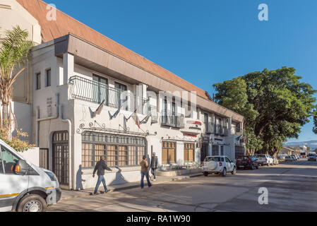 CLANWILLIAM, SUD AFRICA, 28 agosto 2018: una scena di strada, con un hotel, dei veicoli e delle persone, Clanwilliam nella provincia del Capo occidentale Foto Stock