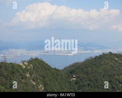 Viste mozzafiato dalla cima del monte Misen, una destinazione turistica preferita sull'isola di Miyajima, Giappone Foto Stock