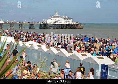 La folla sul lungomare di Eastbourne durante Eastbourne Airbourne, Air Show, Eastbourne, East Sussex, Regno Unito Foto Stock