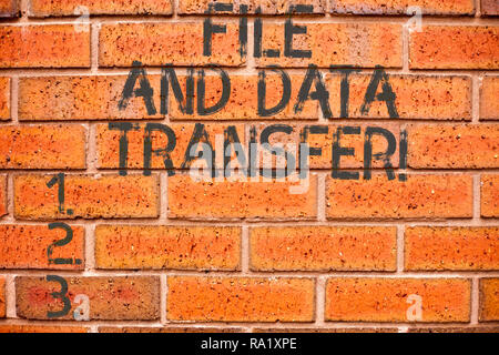 Mano concettuale che mostra la scrittura di file e il trasferimento dei dati. Business photo vetrina per il trasferimento di informazioni online tramite internet Foto Stock