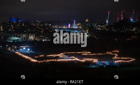 Mappa della Scozia, Holyrood Park, lo skyline di Edimburgo. Preso da Arthur's sedile durante l'Hogmanay fiaccolata. Foto Stock