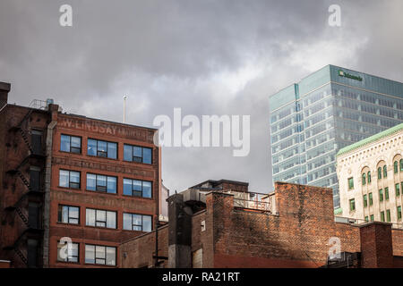 MONTREAL, Canada - 7 Novembre 2018: vecchi edifici in mattoni, American architettura, e moderna attività grattacieli di vetro in piedi nel centro cittadino di Montreal, t Foto Stock