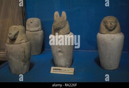 Era egiziano. Vaso Caponic utilizzata durante il processo di mummificazione per archiviare e conservare i visceri del loro proprietario per l'aldilà. Hapy (forma di babbuino-riscaldata, contenute le alette), Daumutef( forma di Jackal teste, contenute nello stomaco), Imsety (forma umana di teste, conteneva il fegato), Qebehsenuef (forma di Falcon-guidato e contenuto degli intestini). Odessa Museo Archeologico. Odessa. L'Ucraina. Foto Stock