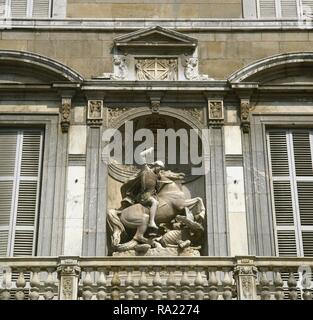 La scultura di San Giorgio, 1860 da Andreu Aleu (1832-1900). La scultura si trova in una nicchia, decorate con i busti dei tre deputati catalani. Nel centro, Frascesc Oliver de Boteller, fu abate di Santa Maria de Poblet (1583-1598). È stato nominato Presidente della Generalitat di Catalogna il 22 luglio 1587. Facciata del Palazzo Generalitat. Barcellona, in Catalogna, Spagna. Foto Stock