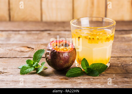 Bicchiere di freschi frutti della passione Foto Stock