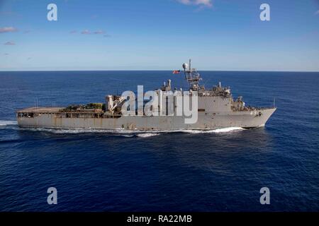 181224-N-GV023-0711 OCEANO ATLANTICO (dec. n. 24, 2018) di Whidbey Island-classe dock anfibio sbarco nave USS Fort McHenry (LSD 43) transita l'Oceano Atlantico. Fort McHenry è distribuito come parte dell'anfibio Kearsarge Gruppo pronto a sostegno della sicurezza marittima, operazioni di risposta alle crisi del teatro e la cooperazione in materia di sicurezza, fornendo nel contempo anche un avanzamento presenza navale. (U.S. Foto di Marina di Massa lo specialista di comunicazione 2a classe Megan Anuci/rilasciato) Foto Stock