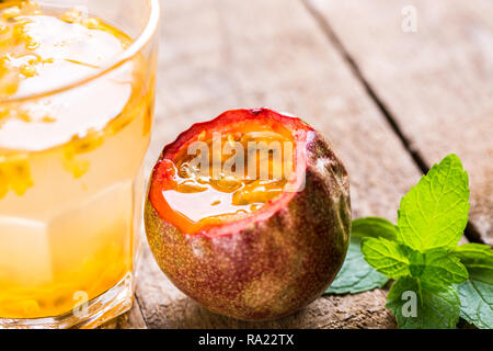 Il frutto della passione di bevande. In casa il frutto della passione in un vasetto di vetro e vetro Foto Stock
