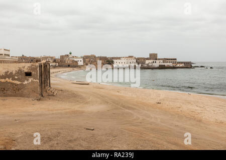 Le zone costiere e storica città di Mirbat, vicino a Salalah, provincia di Dhofar, Oman Foto Stock