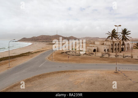 Le zone costiere e storica città di Mirbat, vicino a Salalah, provincia di Dhofar, Oman Foto Stock