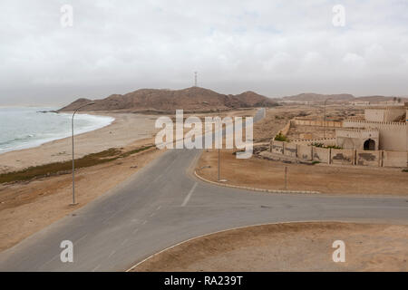 Le zone costiere e storica città di Mirbat, vicino a Salalah, provincia di Dhofar, Oman Foto Stock