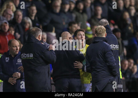 Il 29 dicembre 2018, Bramall Lane, Sheffield, Inghilterra; Sky scommessa campionato, Sheffield United vs Blackburn ; Alan Knill assistant manager di Sheffield Regno ha parole con Richie Smallwood (06) di Blackburn dopo aver inviato off per le due zampe sulla sfida Billy Sharp (10) di Sheffield Regno Credito: Mark Cosgrove/News immagini English Football League immagini sono soggette a licenza DataCo Foto Stock