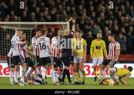 Il 29 dicembre 2018, Bramall Lane, Sheffield, Inghilterra; Sky scommessa campionato, Sheffield United vs Blackburn ; Richie Smallwood (06) di Blackburn è dà un dritto rosso da arbitro anthony taylor per il suo cattivo affrontare su Billy Sharp (10) di Sheffield Regno Credito: Mark Cosgrove/News immagini English Football League immagini sono soggette a licenza DataCo Foto Stock