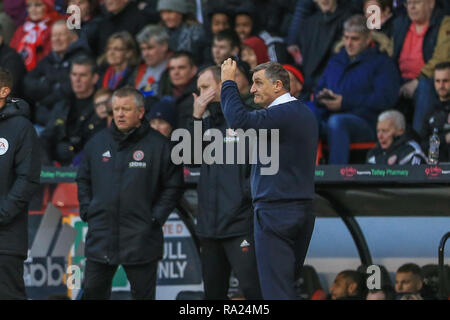 Il 29 dicembre 2018, Bramall Lane, Sheffield, Inghilterra; Sky scommessa campionato, Sheffield United vs Blackburn ; Tony Mowbray manager del Blackburn è frustrato con arbitro Anthony Taylor decisione Credito: Mark Cosgrove/News immagini English Football League immagini sono soggette a licenza DataCo Foto Stock