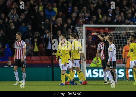 Il 29 dicembre 2018, Bramall Lane, Sheffield, Inghilterra; Sky scommessa campionato, Sheffield United vs Blackburn ; Chris Basham (06) di Sheffield Regno riceve un Cartellino rosso per un secondo giallo da arbitro Anthony Taylor Credit: Mark Cosgrove/News immagini English Football League immagini sono soggette a licenza DataCo Foto Stock