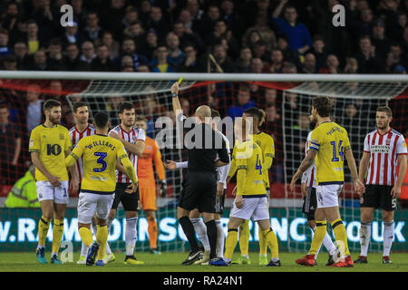 Il 29 dicembre 2018, Bramall Lane, Sheffield, Inghilterra; Sky scommessa campionato, Sheffield United vs Blackburn ; Chris Basham (06) di Sheffield Regno riceve un secondo giallo di arbitro Anthony Taylor Credit: Mark Cosgrove/News immagini English Football League immagini sono soggette a licenza DataCo Foto Stock