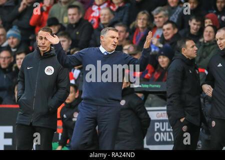 Il 29 dicembre 2018, Bramall Lane, Sheffield, Inghilterra; Sky scommessa campionato, Sheffield United vs Blackburn ; Tony Mowbray manager del Blackburn è infuriato con arbitro Anthony Taylor decisione non ionico dando un fallo Credito: Mark Cosgrove/News immagini English Football League immagini sono soggette a licenza DataCo Foto Stock