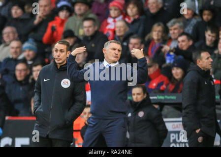 Il 29 dicembre 2018, Bramall Lane, Sheffield, Inghilterra; Sky scommessa campionato, Sheffield United vs Blackburn ; Tony Mowbray manager del Blackburn è infuriato con arbitro Anthony Taylor decisione non ionico dando un fallo Credito: Mark Cosgrove/News immagini English Football League immagini sono soggette a licenza DataCo Foto Stock