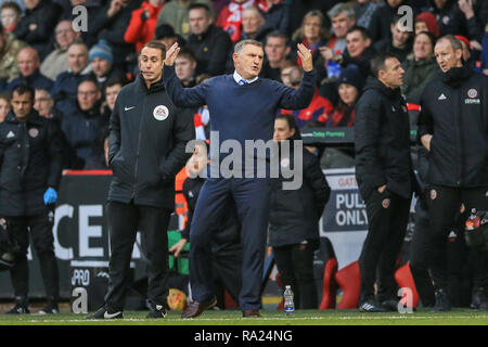 Il 29 dicembre 2018, Bramall Lane, Sheffield, Inghilterra; Sky scommessa campionato, Sheffield United vs Blackburn ; Tony Mowbray manager del Blackburn è infuriato con arbitro Anthony Taylor decisione non ionico dando un fallo Credito: Mark Cosgrove/News immagini English Football League immagini sono soggette a licenza DataCo Foto Stock