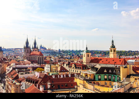 La chiesa di Nostra Signora di Tyn e la Città Vecchia di antenna di Praga Foto Stock