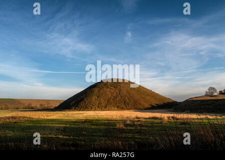 Silbury Hill è un preistorico artificiale tumulo di gesso nei pressi di Avebury nella contea inglese di Wiltshire. Esso è parte di Stonehenge e Avebury e associ Foto Stock