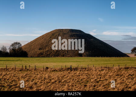 Silbury Hill è un preistorico artificiale tumulo di gesso nei pressi di Avebury nella contea inglese di Wiltshire. Esso è parte di Stonehenge e Avebury e associ Foto Stock