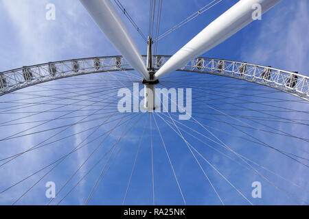 LONDON, Regno Unito - 6 maggio: dettaglio del London Eye il 6 maggio 2011 a Londra, Regno Unito. Il London Eye è il più alto ruota panoramica Ferris in Europa a 135 metri Foto Stock
