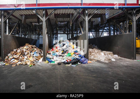 Separare la garbage collection e di smistamento dei rifiuti al momento del trattamento nello stabilimento di trasformazione. Il riciclaggio separato e stoccaggio di rifiuti per ulteriore smaltimento. Busin Foto Stock