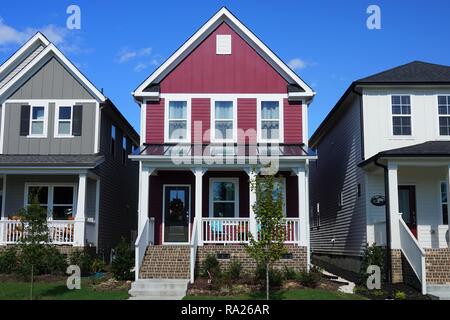 Rosso a due piani casa di riga in un quartiere di North Carolina Foto Stock