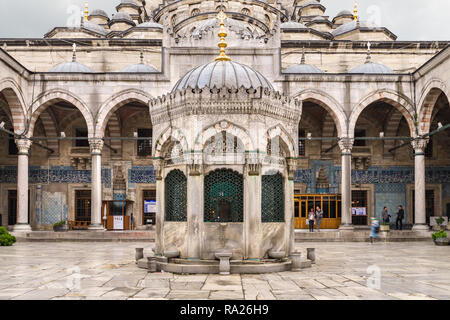 Abluzione fontana nel cortile di Yeni Cami o Nuova Moschea, Istanbul, Turchia Foto Stock