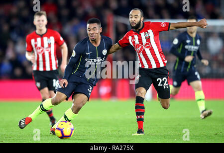 Manchester City's Gabriel Gesù (sinistra) e Southampton Nathan Redmond battaglia per la palla durante il match di Premier League a St Mary's Stadium, Southampton. Foto Stock