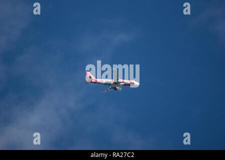 Licciana Nardi, Italia - 22 dicembre 2018: Airbus A320-200 di Thai Airasia. Decollare da Chiangmai nel cielo blu. Foto Stock