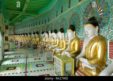 Umin Thonze Pagoda, denominata anche come Pagoda di 30 grotte, costruito nel 1643 da un monaco, 45 Golden Budda seduto statue sono installati in un semicerchio Foto Stock