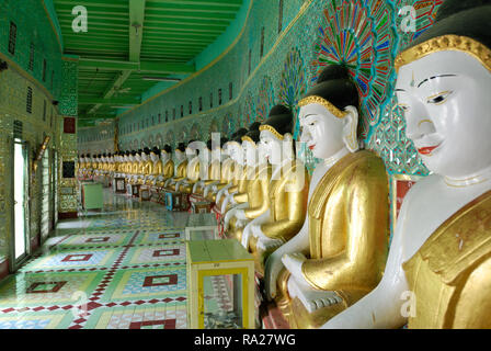 Umin Thonze Pagoda, denominata anche come Pagoda di 30 grotte, costruito nel 1643 da un monaco, 45 Golden Budda seduto statue sono installati in un semicerchio Foto Stock