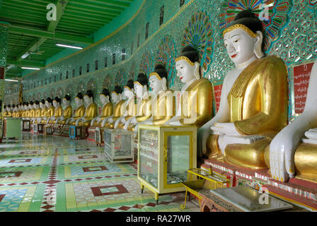 Umin Thonze Pagoda, denominata anche come Pagoda di 30 grotte, costruito nel 1643 da un monaco, 45 Golden Budda seduto statue sono installati in un semicerchio Foto Stock