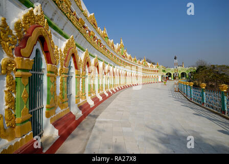 Umin Thonze Pagoda, denominata anche come Pagoda di 30 grotte Foto Stock