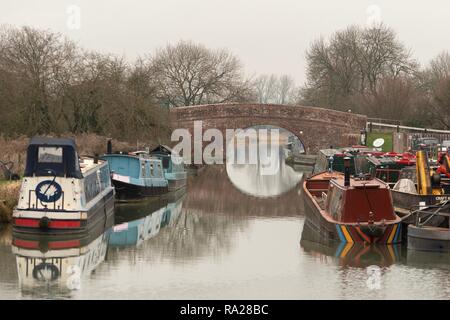 Chiatte ormeggiate da un ponte sul canale, grande Bedwyn, Wiltshire, Regno Unito Foto Stock