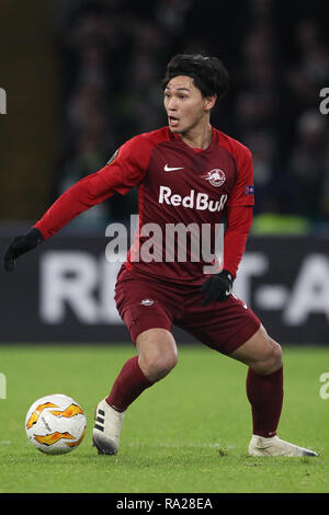 GLASGOW, Regno Unito 13 dicembre 2018. Takumi Minamino di RB Salisburgo durante la UEFA Europa League match tra Celtic e Red Bull Salisburgo al Celtic Park, Parkhead, Glasgow giovedì 13 dicembre 2018. (Credit: MI News & Sport | Alamy) Foto Stock