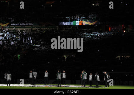 GLASGOW, Regno Unito 13 dicembre 2018. Appassionati di musica celtica durante lo show di luci prima durante la UEFA Europa League match tra Celtic e Red Bull Salisburgo al Celtic Park, Parkhead, Glasgow giovedì 13 dicembre 2018. (Credit: MI News & Sport | Alamy) Foto Stock