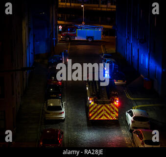 Motori Antincendio con luce blu lampeggiante luci di notte che frequentano l'allarme antincendio, Leith, Edimburgo, Scozia, Regno Unito Foto Stock