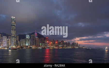Porto di Hong Kong si illumina come il sole tramonta su Sai Wing Pun e Isola Verde Foto Stock