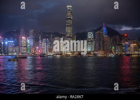 I grattacieli di Hong Kong il quartiere centrale luce fino a nuvoloso novembre cielo notturno Foto Stock