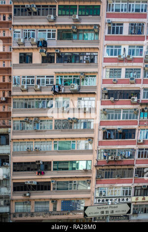 Appartamenti impilati gli uni sugli altri in questo tipico Nathan Road e blocco di appartamenti a Hong Kong Foto Stock