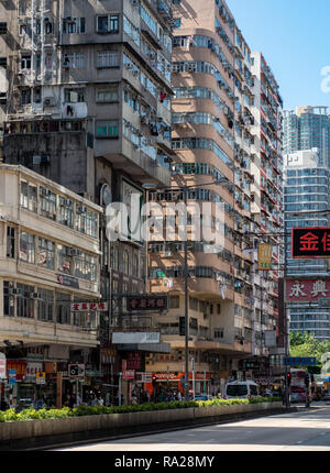 Densamente impaccati appartamenti quasi appendere il Giordano Road a Kowloon come pubblicità al neon hoarders competere per lo spazio e attenzione Foto Stock