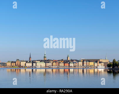 Vista di Gamla Stan (la Città Vecchia) sull isola Stadsholmen dal ponte di una nave traghetto, Stoccolma, Svezia Foto Stock