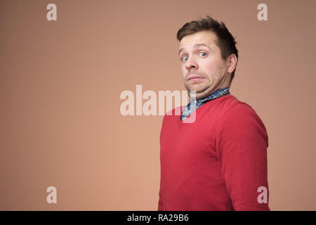 Giovane con un doppio mento in maglione rosso Foto Stock